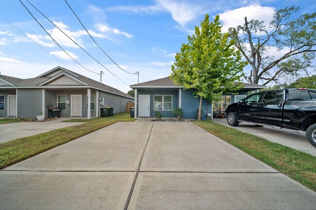 Foto del edificio - **MOVE-IN READY 3-BEDROOM HOME IN CONROE!**