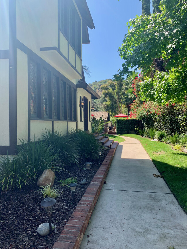 Building Photo - 1944 Montecito Dr