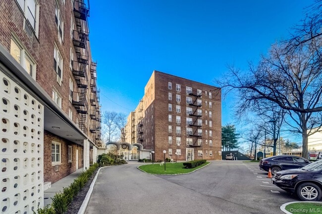 Foto del edificio - 54-44 Little Neck Pkwy