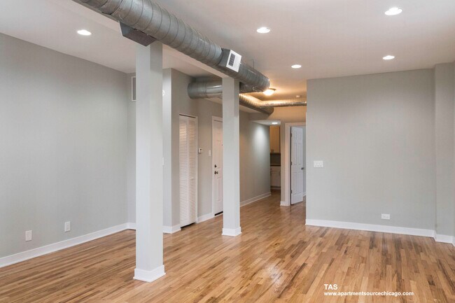 Foto del edificio - 2457 W Logan Blvd