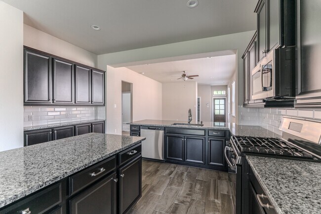 Foto del edificio - 8026 Whisper Grove Dr