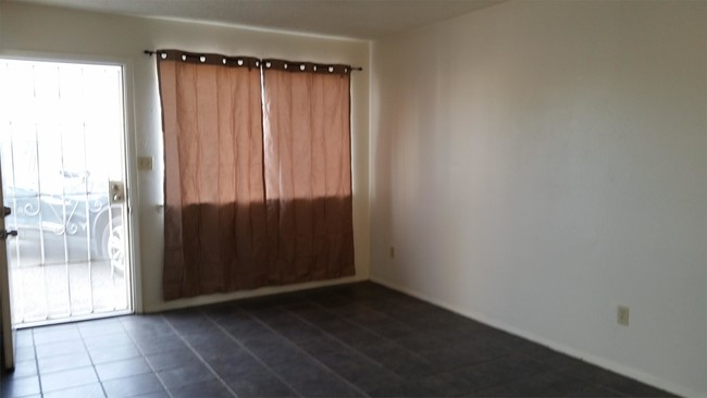 Building Photo - 605 N Almendra St
