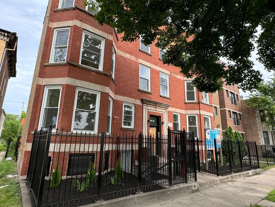 Building Photo - 4927 S Prairie Ave