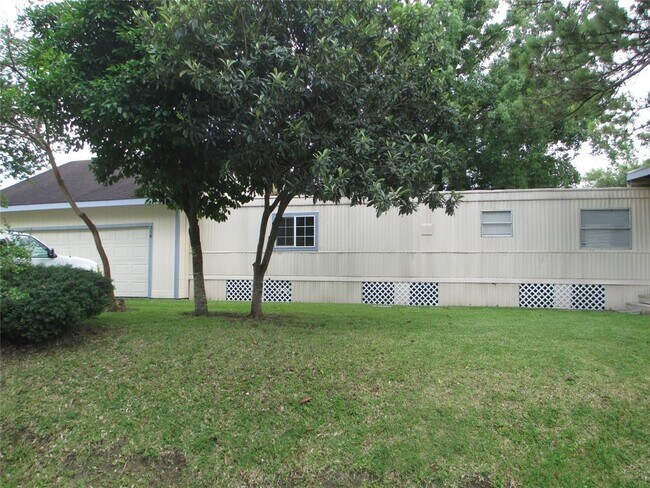 Building Photo - 318 Red Haven Dr
