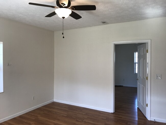 Building Photo - 3 bedroom close to Interstate in Kodak! On...
