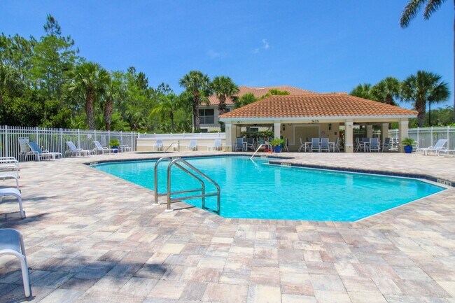 Building Photo - ** BEAUTIFUL UPDATED UNFURNISHED 2 BED PLU...