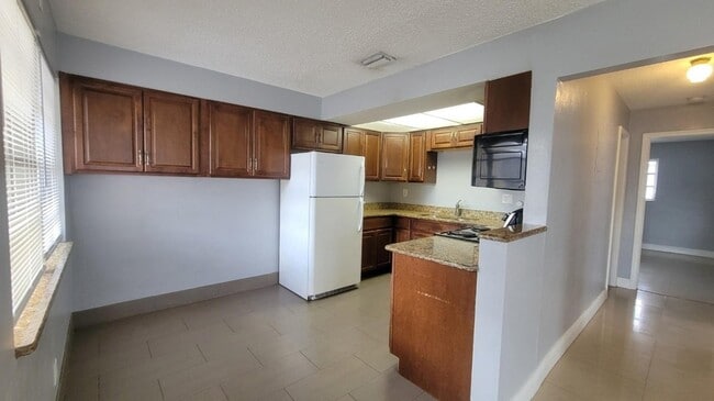 Foto del edificio - 1821 NE 56th St