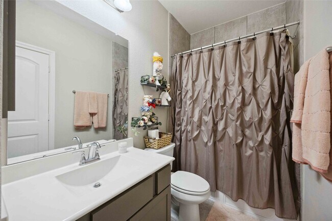 Foto del edificio - 323 Biltmore Loop