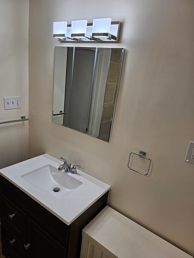 Baño nuevo - 5612 Phillips Ave