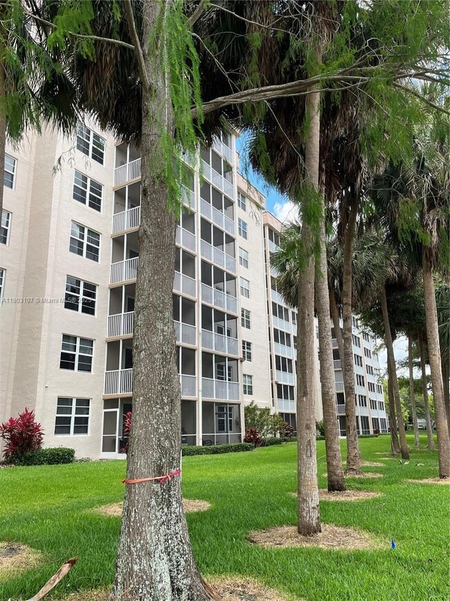 Building Photo - 250 Jacaranda Dr