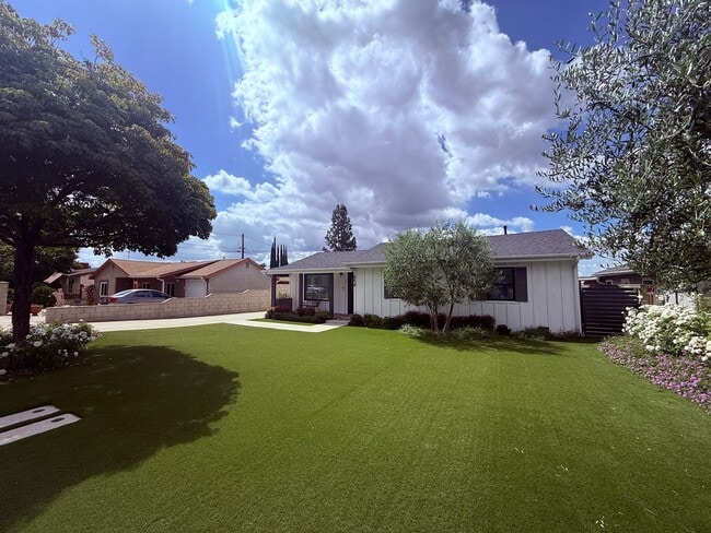 Building Photo - ***Just Reduced*** 5-Bedroom, 2-Bathroom home located in Azusa, CA!