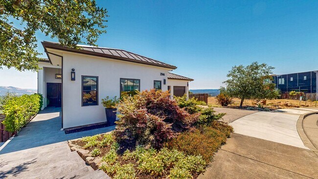 Building Photo - Stunning 5 bedroom 7 bath Fountaingrove Lu...