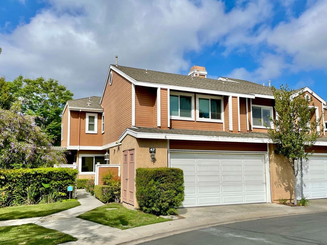 Foto principal - Beautiful End Unit Townhome in Fantastic A...