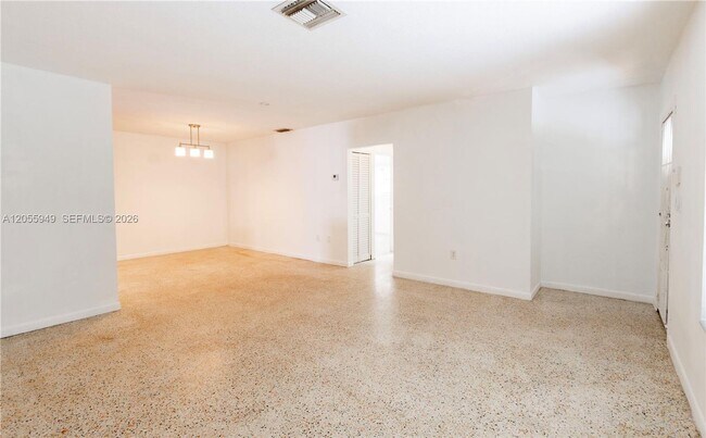 Foto del edificio - 565 NE 160th Terrace