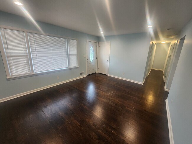 Foto del edificio - Beautiful 3 bedroom 2 full bath with garag...
