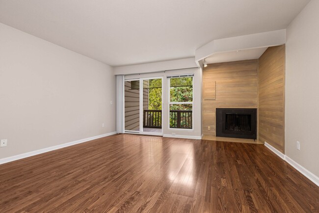 Building Photo - Bright 2 Bedroom Townhouse with Creek Views and Excellent Commuter Location