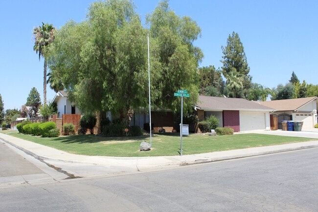 Building Photo - Quailwood 3 bed 2 bath pool