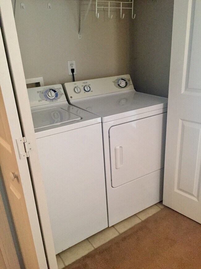 Building Photo - Adorable 1 bedroom 1 bath condo with garag...