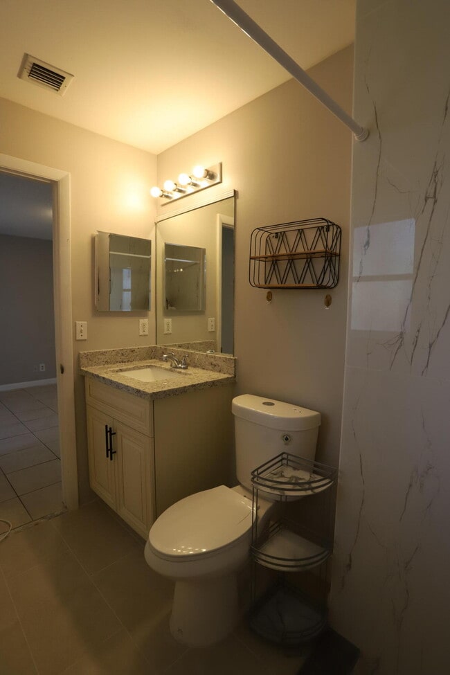 Foto del edificio - 421 Cypress Way W