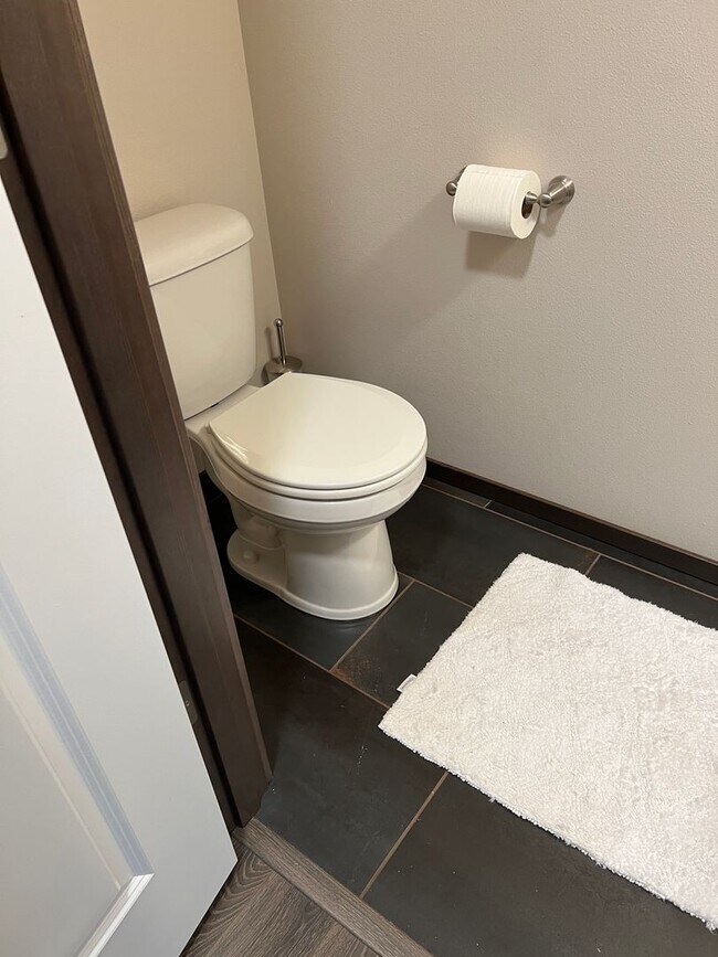 Foto del edificio - Modern Charm: Spacious 4-Bedroom Home in E...