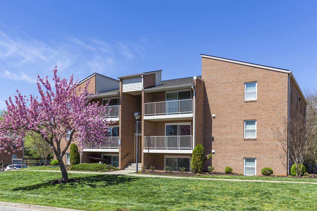 Primary Photo - The Crest Apartments