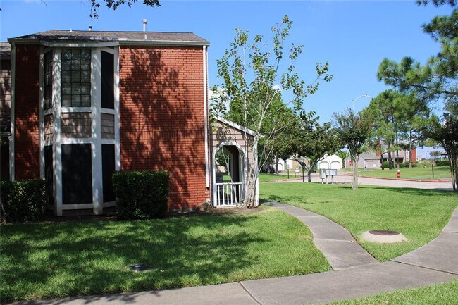Building Photo - 16842 Holly Trail Dr