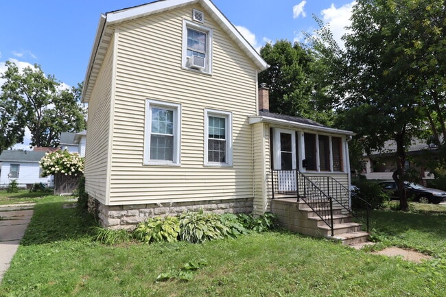 Building Photo - Cozy One Bedroom Duplex