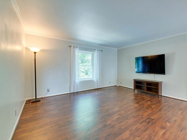 Foto del edificio - Check out this amazingly located 3 bed/2 b...