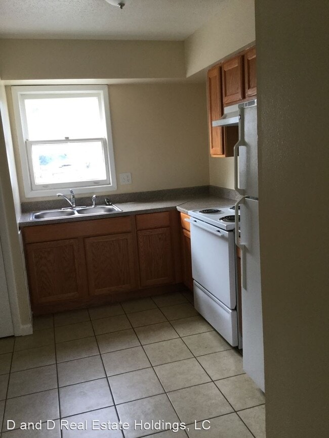 Building Photo - 2 br, 1 bath Apartment - 3311, 3321 and 33...