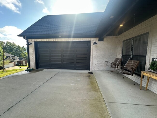 Building Photo - Stunning 4BR/2BA Home in Legacy Hill Estates