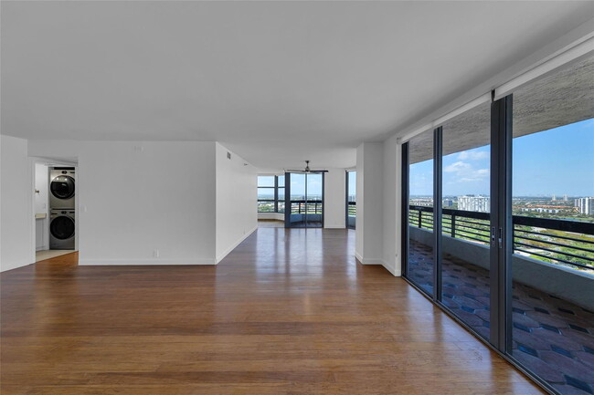 Foto del edificio - 3500 Mystic Pointe Dr