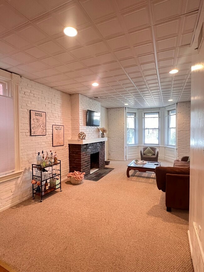 Building Photo - 627 S Negley Ave