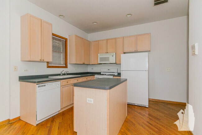 Foto del edificio - 2732 N Wayne Ave