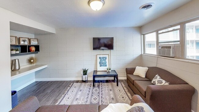Building Photo - 1305 N Canyon Rd