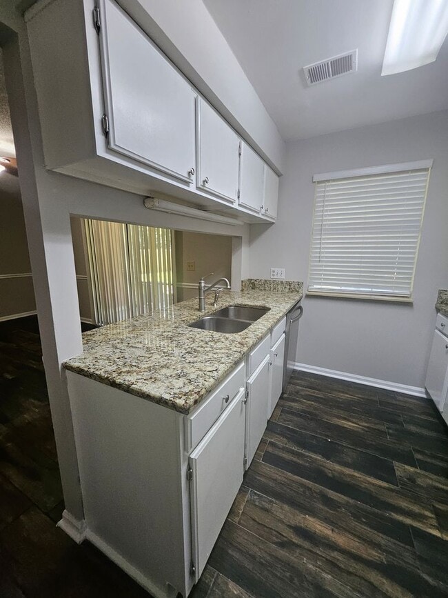 Building Photo - Don't miss out on this 2 bed 2.5 bath cond...