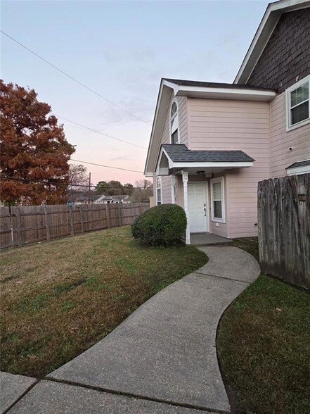 Building Photo - 1016 Greenspoint Dr