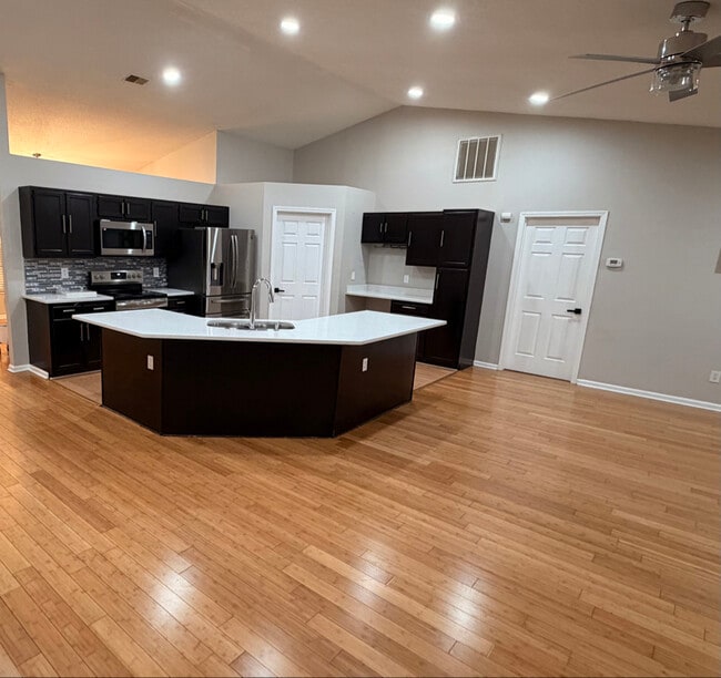 Building Photo - 705 Veryfine Dr