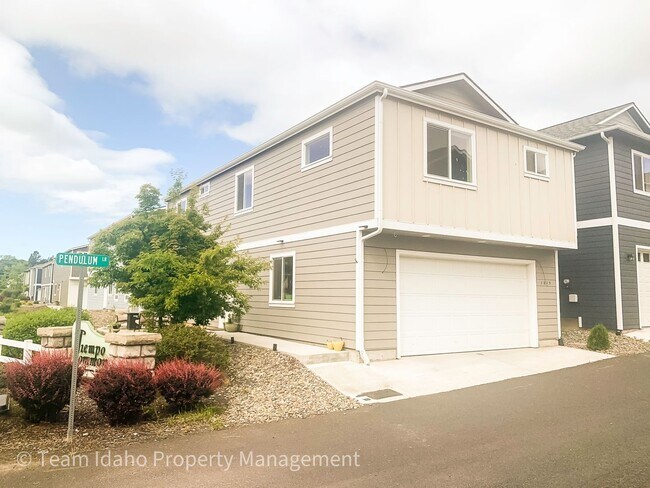 Foto del edificio - Single Family Home with Attached Garage