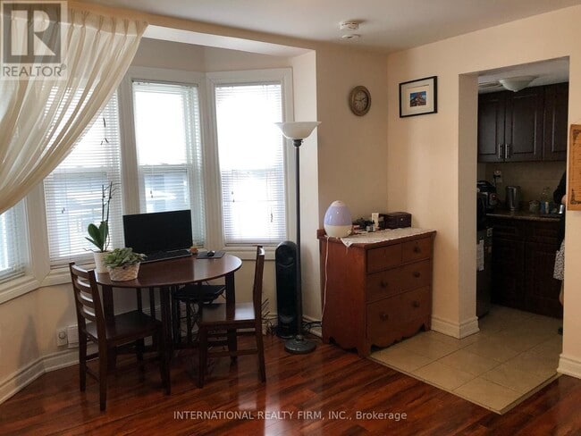 Building Photo - 197 Dundas St E