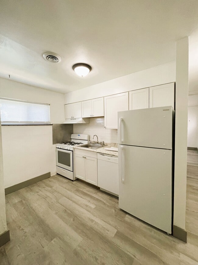 kitchen - 2643 Dalton Ave