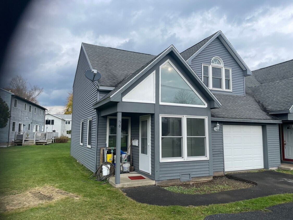 Foto principal - 2 Bed, 1 Bath Townhouse- Garage included