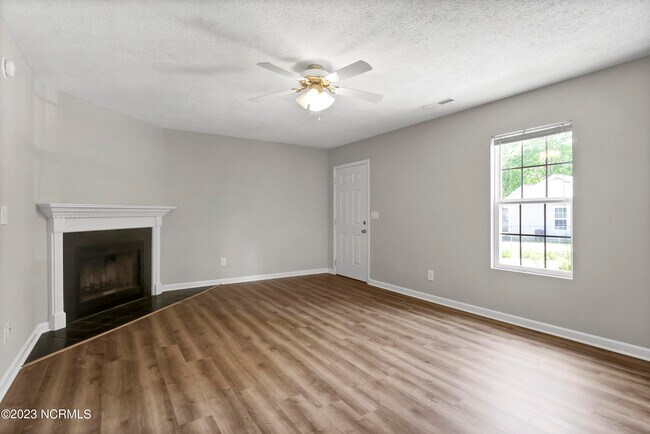 Building Photo - 214 Country Haven Dr
