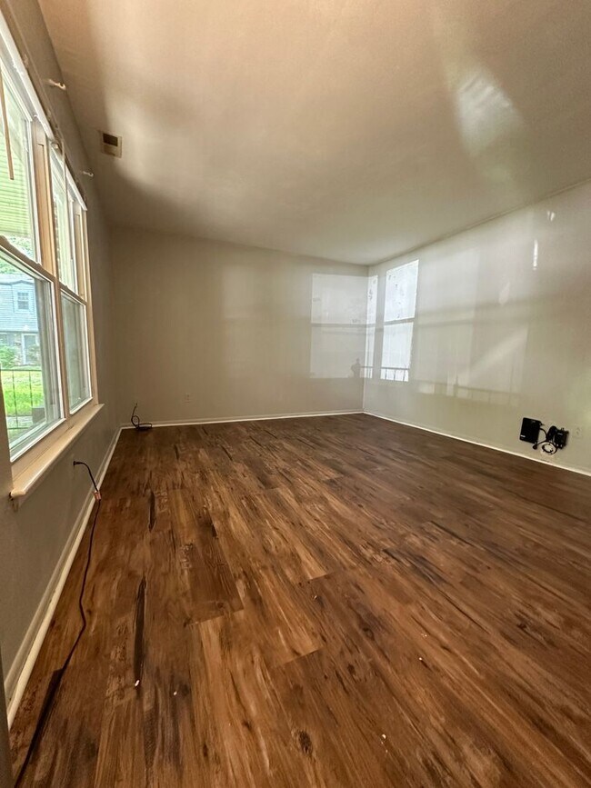 Building Photo - Lake Edward-3 bedroom 1.5 bath Townhouse