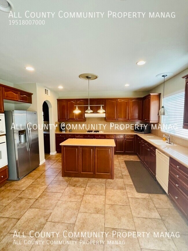 Building Photo - Gorgeous 5 Bedroom 5.5 Bathrooms 2 Story h...
