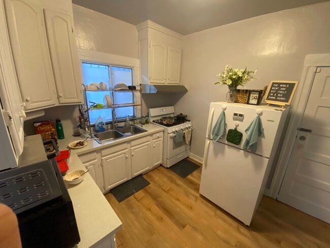 Kitchen - 317 E 17th St