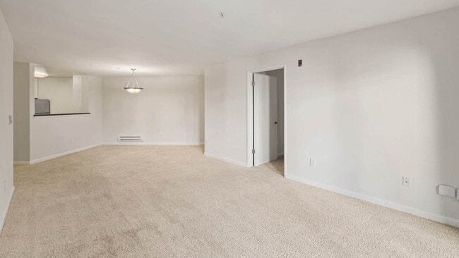 Sala de estar alfombrada - Artistry Emeryville