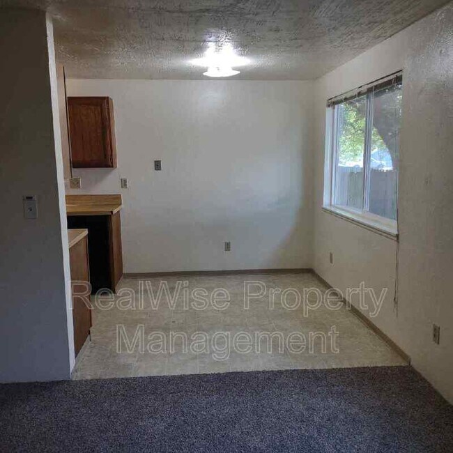 112 Sunset St Unit B, Sutherlin, OR 97479 Condo for Rent in Sutherlin