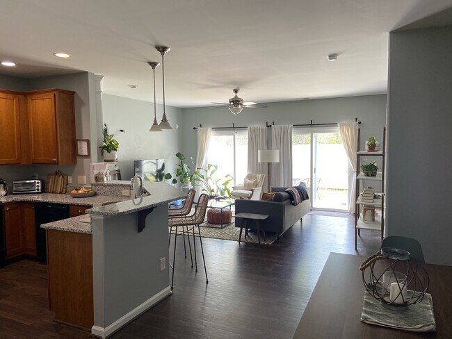 Foto del edificio - 7230 Racine Way