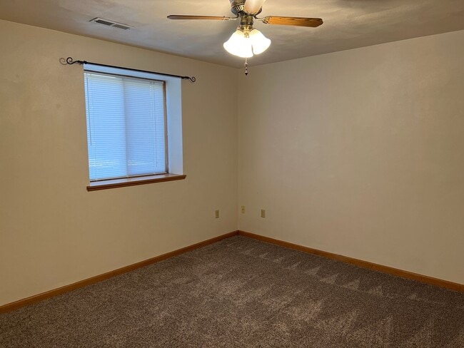 Building Photo - 732 Meadow Park Dr