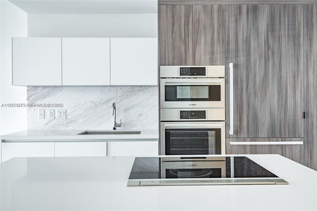 Building Photo - 851 NE 1st Ave